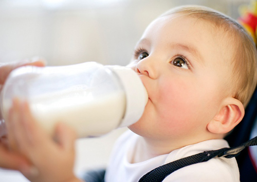 Chia sẻ cách chăm sóc và xử lý khi trẻ bị sặc sữa